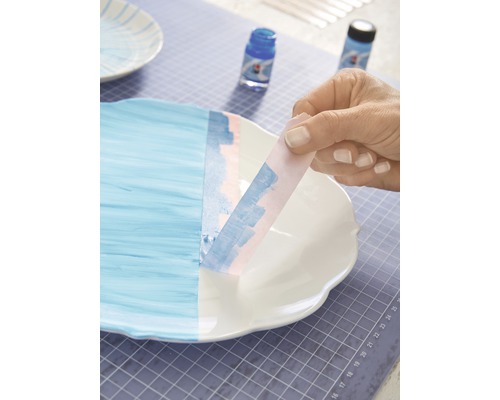 Een bord schilderen met verf en plakband