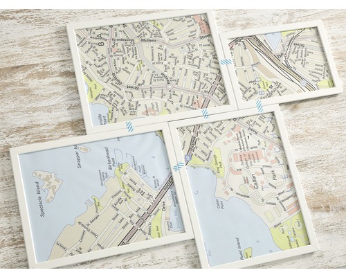 Vier witte lijsten met kaartfragmenten