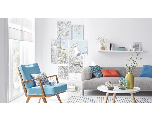 Lichte woonkamer met fauteuil, bank, staande lamp, salontafel en wanddecoratie