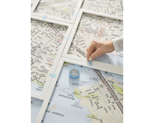 Bevestigen van fotolijsten met plakband op een kaart