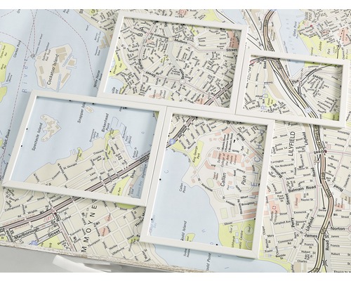 Meerdere witte fotolijsten op een kaart van Sydney