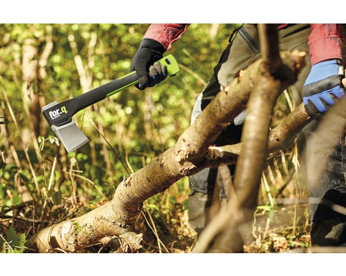 Een persoon hakt een boomstam met een bijl van for_q.