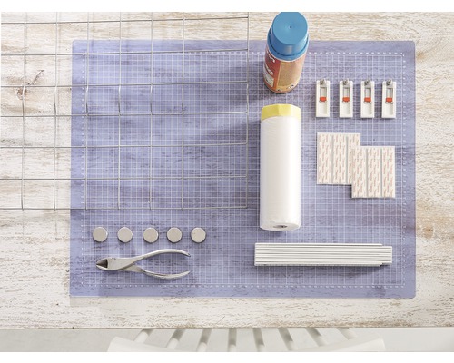 Werkstuk met draadgaas, verf, snijgereedschap, magneten en bevestigingsmaterialen