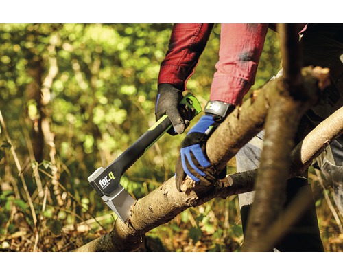 Persoon splijt een tak met een bijl van het merk for_q.