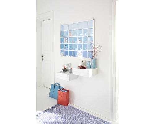 Hal met wandkalender, twee witte planken, blauwe tas, rode cadeauzak en blauw tapijt