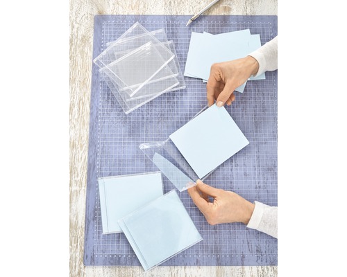 Knutselscène met snijplank, mes en transparante acryl stempelblokken