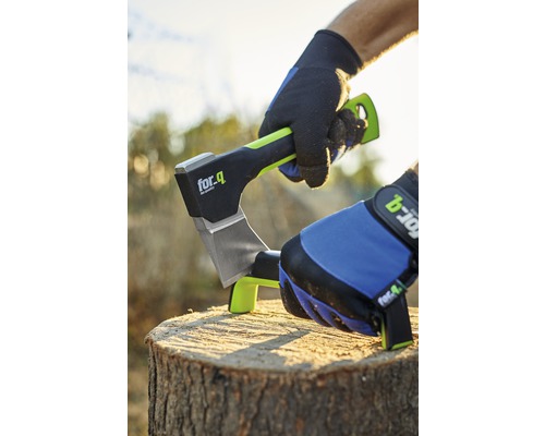 Een bijl van for_q zit vast in een boomstronk. Een persoon met handschoenen houdt de bijl stevig vast.