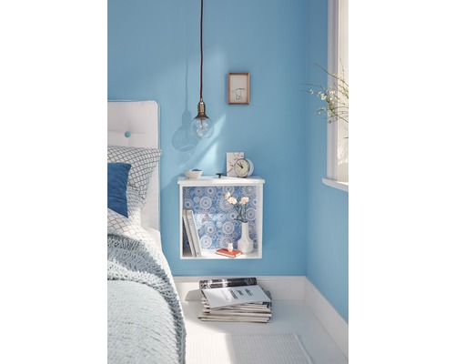 Decoratieve slaapkamer met bed en witte wandkast