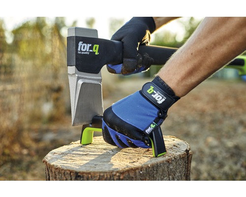 Persoon met for_q kloofbijl en werkhandschoenen tijdens het hout kloven