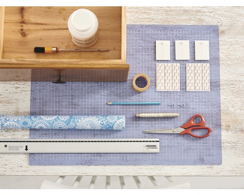 Werkbenodigdheden voor knutselen en decoreren op een werkblad.