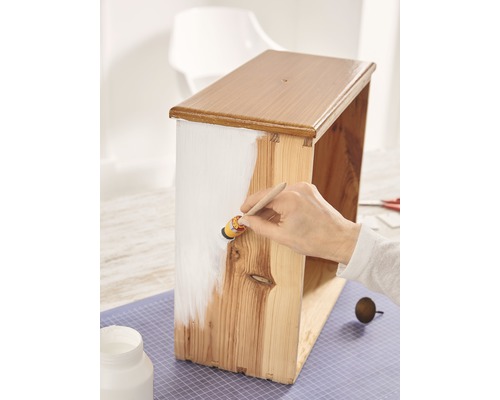 Houten kist wordt geverfd