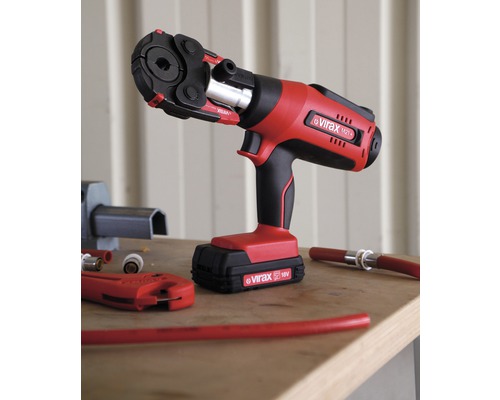 Accu-perstang op een tafel met buizen en gereedschap