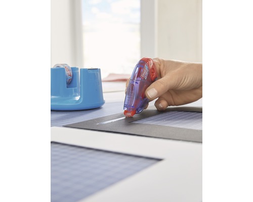 Toepassing van een lijmroller op papier met een houder voor de lijmroller