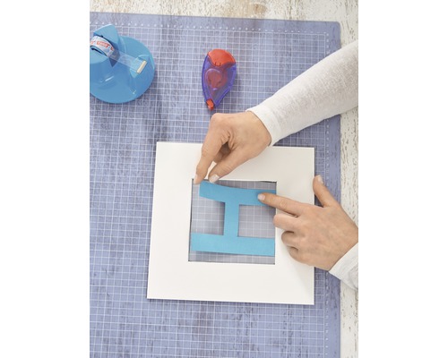 Knutselen met papier en plakband op een snijmat