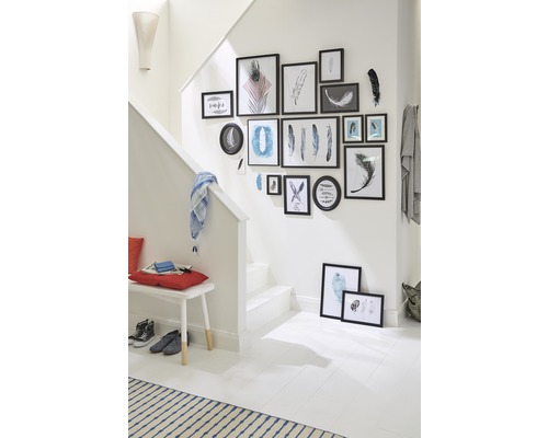 Lichte hal met fotogalerij, bank en trap