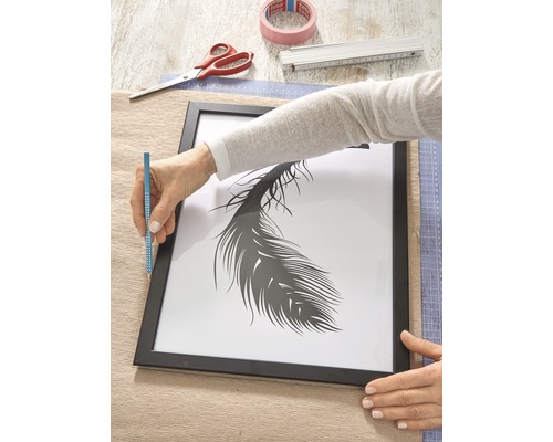 Persoon omlijst een foto met een verenmotief