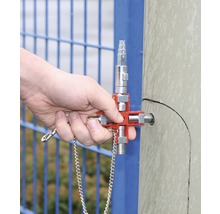 Een hand bedient een moersleutel op een metalen paal
