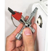 Een man gebruikt een multifunctionele sleutel om een radiator te ontluchten.