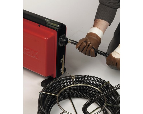 Afvoerreinigingsapparaat met spiraal ter voorbereiding op de leidingreiniging.