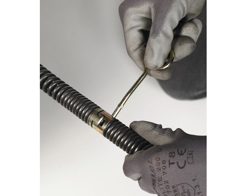 Detailopname van een ontstoppingsveer met verbindingssleutel in de hand