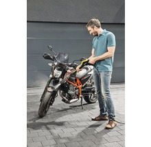 Man reinigt motorfiets met hogedrukreiniger