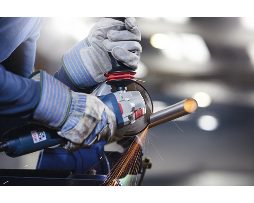 Persoon slijpt metalen buis met haakse slijper in bankschroef