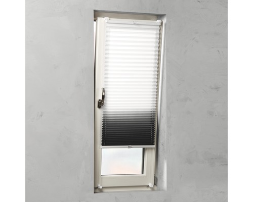 Raam met halfopen plisségordijn voor zonwering