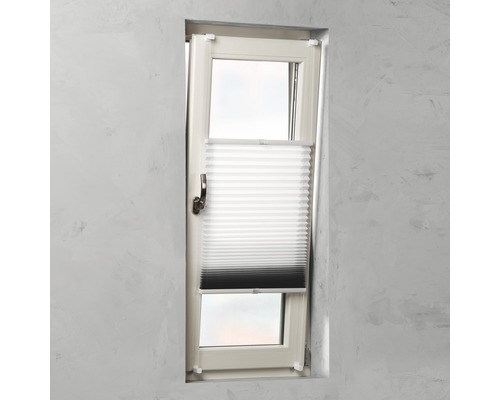 Raam met plisségordijn ter decoratie en voor privacy