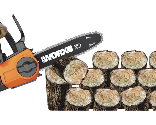 Worx kettingzaag bij het zagen van stukken hout