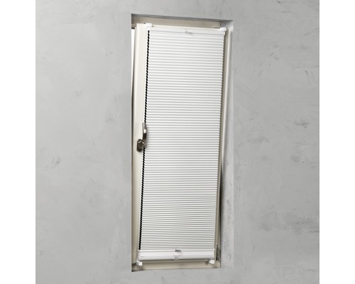 Plisségordijn op raam voor lichtregeling