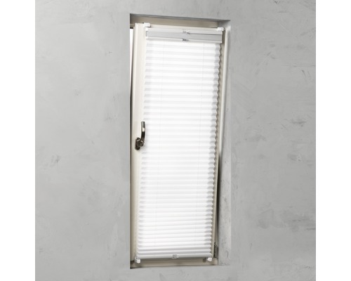 Wit plisségordijn op het raam voor lichtregeling en privacy