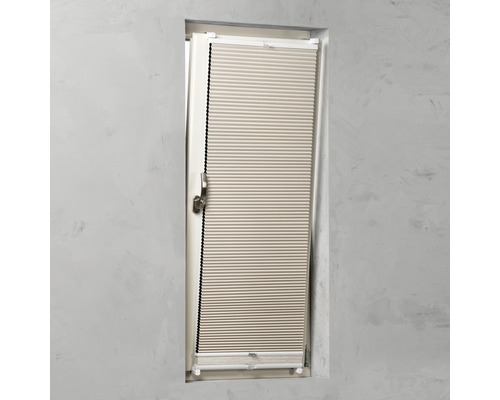 Plisségordijn gemonteerd op een raam.