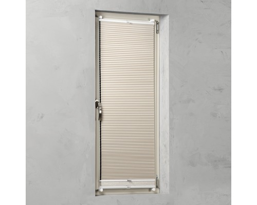 Plisségordijn in raam voor lichtregulering en privacy.