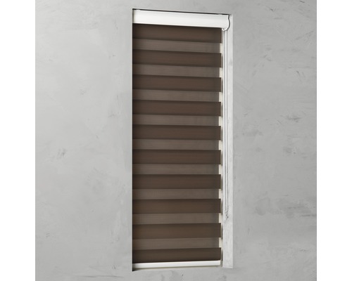 Raam met bruin duo rolgordijn voor lichtregeling