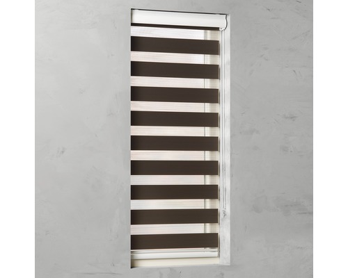 Raam met rolgordijn met horizontale strepen