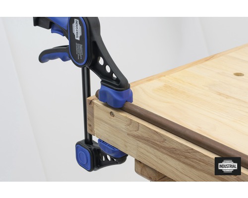 Stafklem bevestigt een werkstuk op een werkbank.