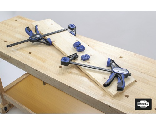 Werkbank met twee handklemmen, werkstuk en klembekken