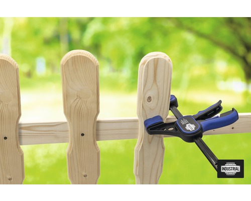 Houten schutting wordt vastgezet met een veerbelaste klem