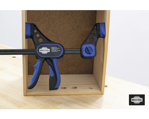 Lijmklem bevestigd aan houten kist