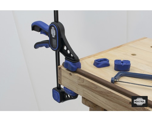 Pijpklem op een werkbank met pijpsnijder