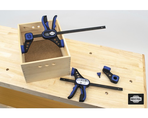 Werkbank met houten doos en éénhandsklemmen