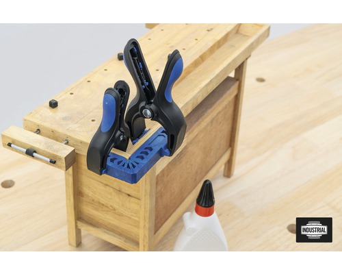 Werkbank met houten werkstuk, hoekklem en lijmtangen