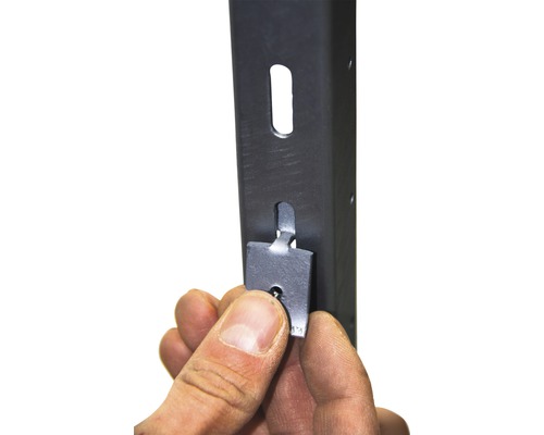 Detailweergave: hand bevestigt metalen element aan metalen rek