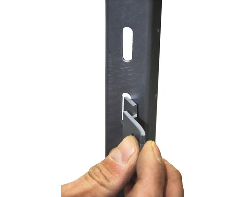 Detailopname van een hand die een plank in een metalen rek plaatst, om de montage te illustreren.