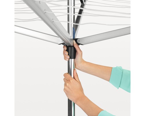 Een persoon bedient een wasrek.