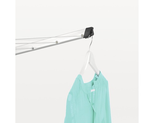 Droogmolen met kledingstuk aan een kledinghanger