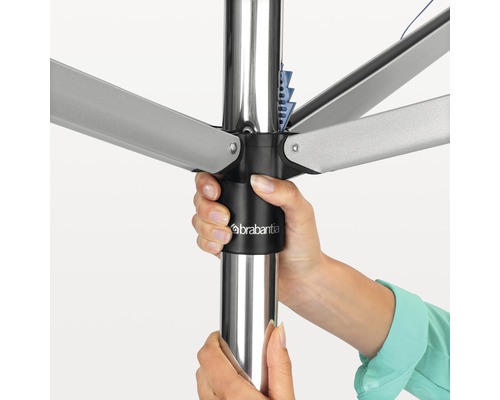 Detailopname van een persoon die een Brabantia waslijn in elkaar zet