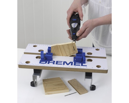 Dremel werkbank met Dremel multifunctioneel gereedschap tijdens het bewerken van een stuk hout