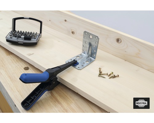 Hoekverbinder wordt met schroefklem op houten stuk bevestigd, schroeven en bitset liggen klaar.