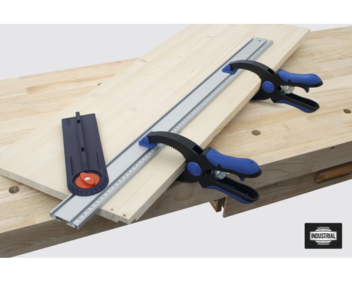 Houten plank met geleiderail en klemmen op een werkbank